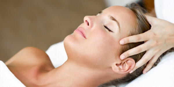 Massaggio viso, collo, cuoio capelluto